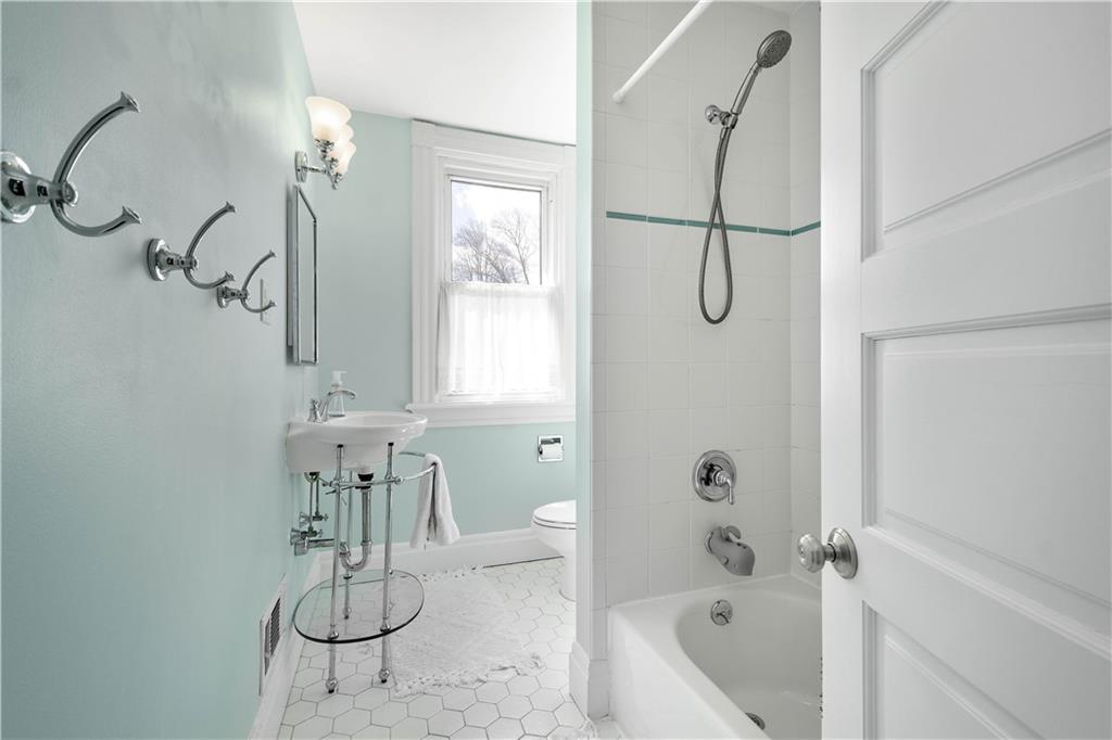 419 Oliver Road Sewickley, PA 15143 - Photo 25 of 34 a bathroom with a bath tub and shower