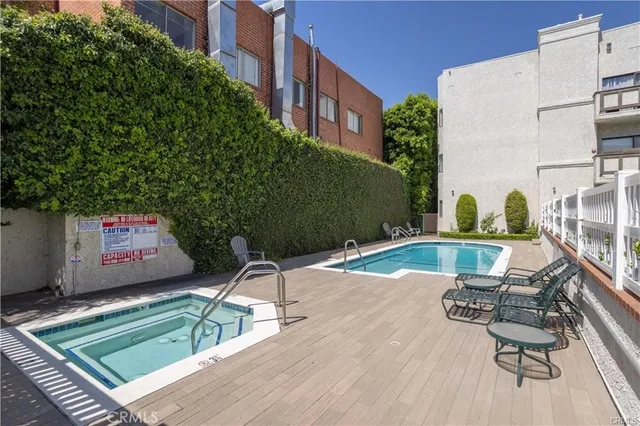 $529,900 | 17914 West Magnolia Boulevard, Unit 127, Encino, CA 91316