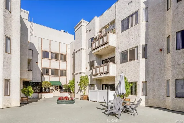 $529,900 | 17914 West Magnolia Boulevard, Unit 127, Encino, CA 91316