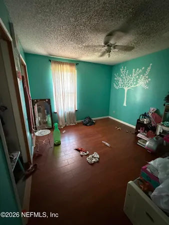 a view of a livingroom with furniture and a ceiling fan