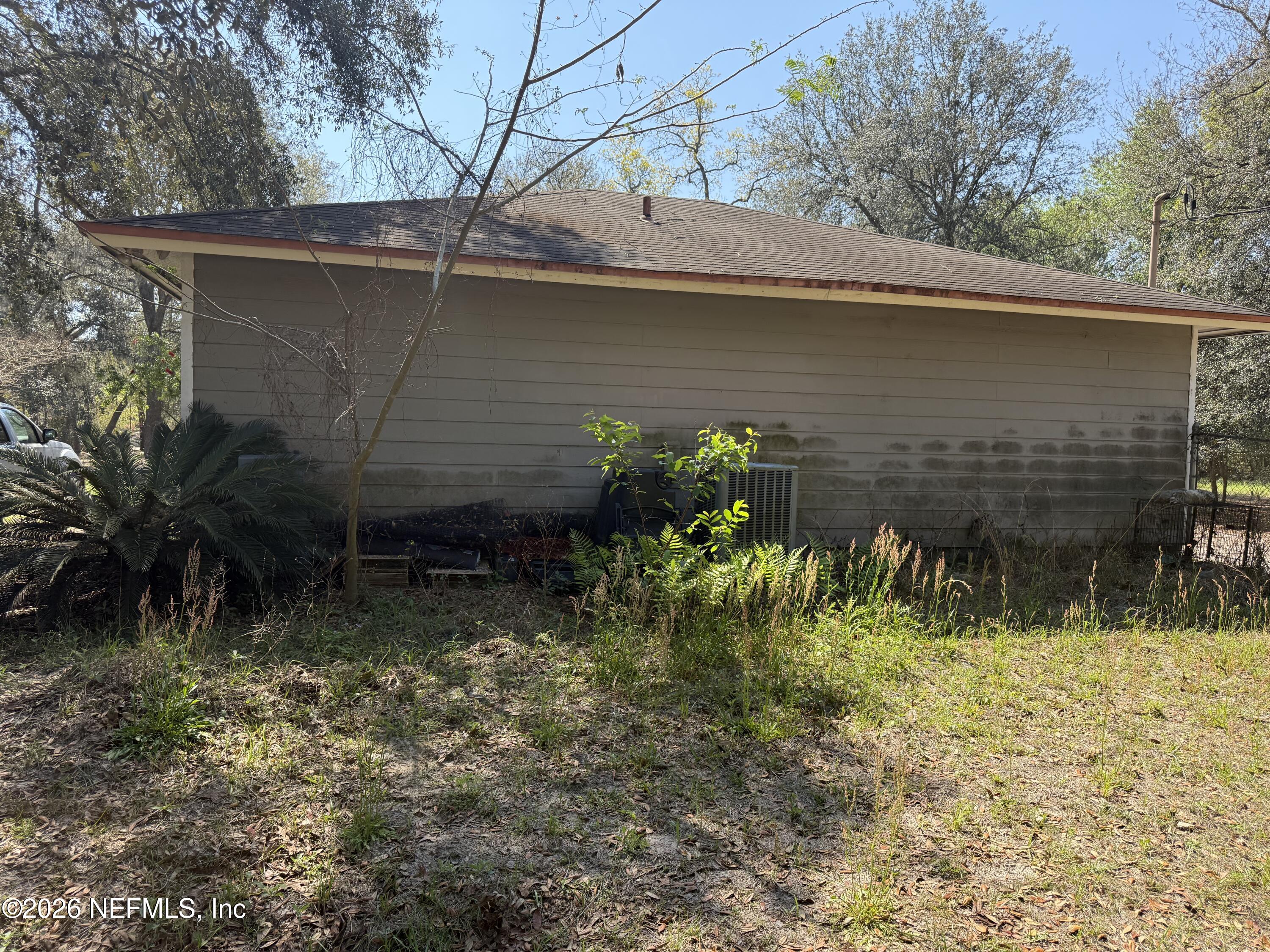 45 Mint Circle Middleburg, FL 32068 - Photo 10 of 24 a backyard of a house with lots of green space