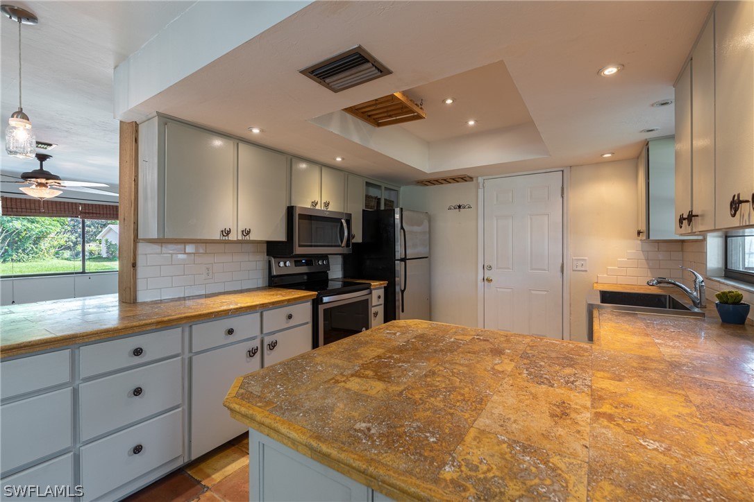 9040 Pomelo Road West Fort Myers, FL 33967 - Photo 14 of 35 Gallery Image 14