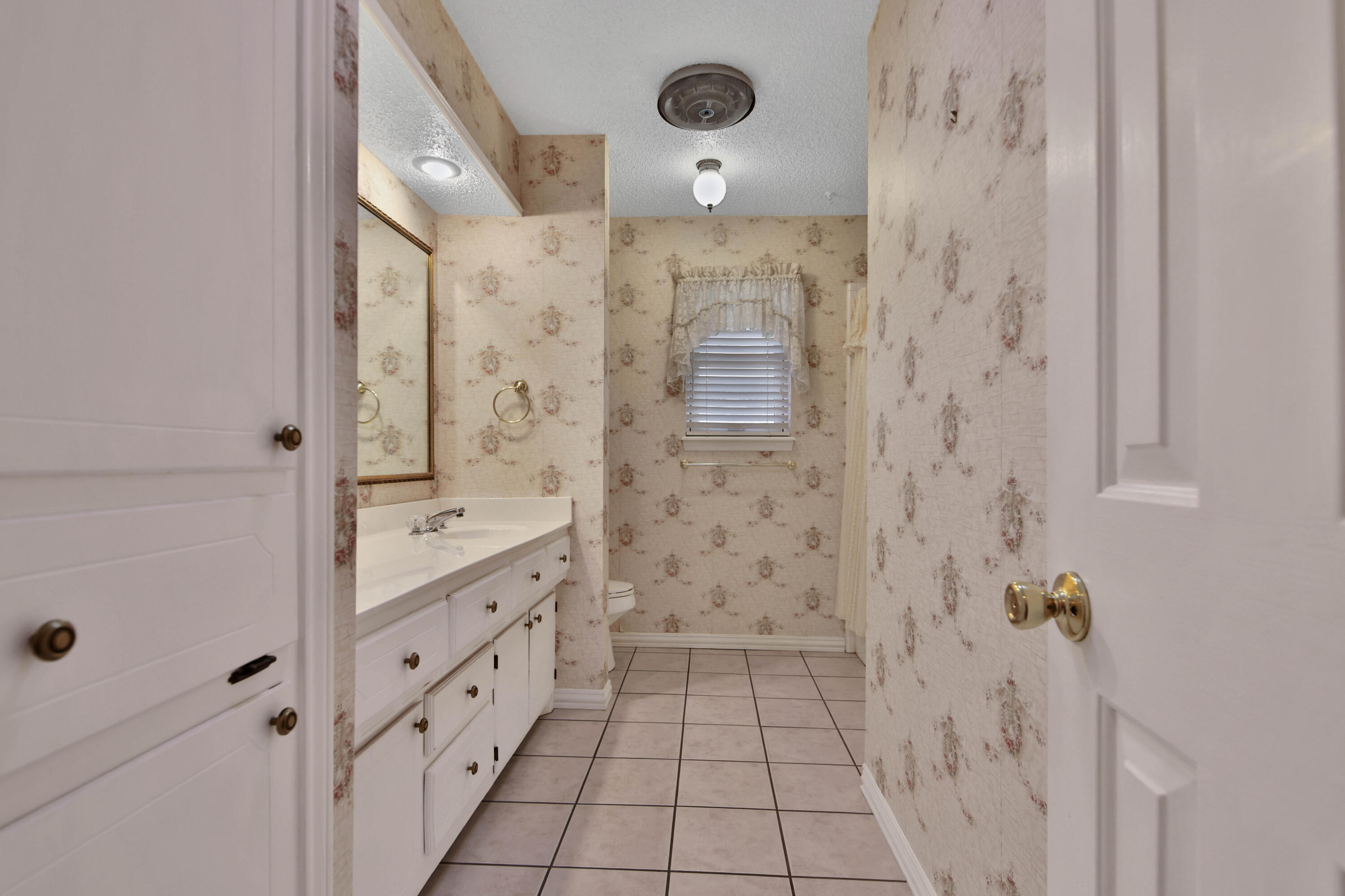 5423 78th Street Lubbock, TX 79424 - Photo 23 of 42 Hall Bathroom
