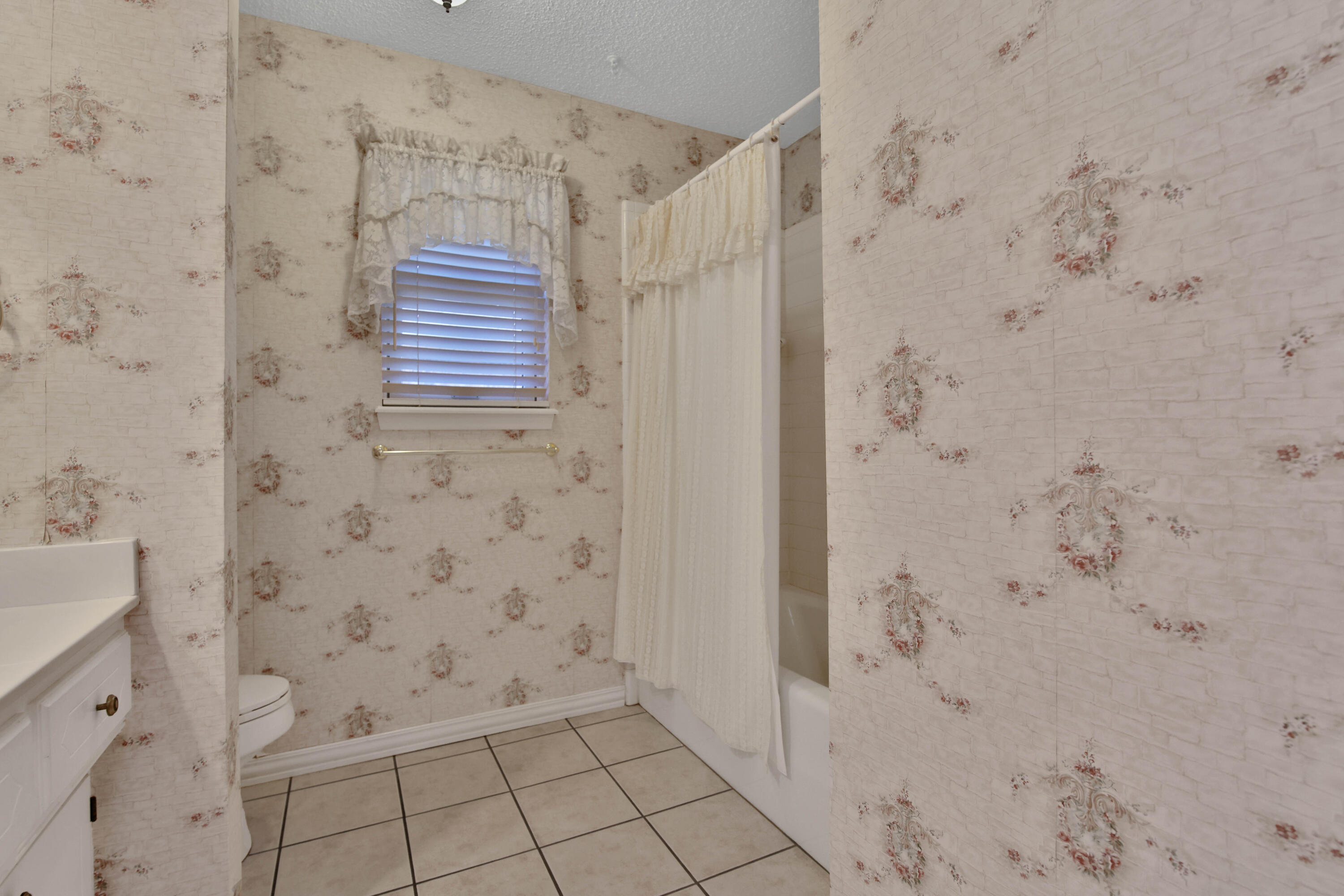 5423 78th Street Lubbock, TX 79424 - Photo 25 of 42 Hall Bathroom