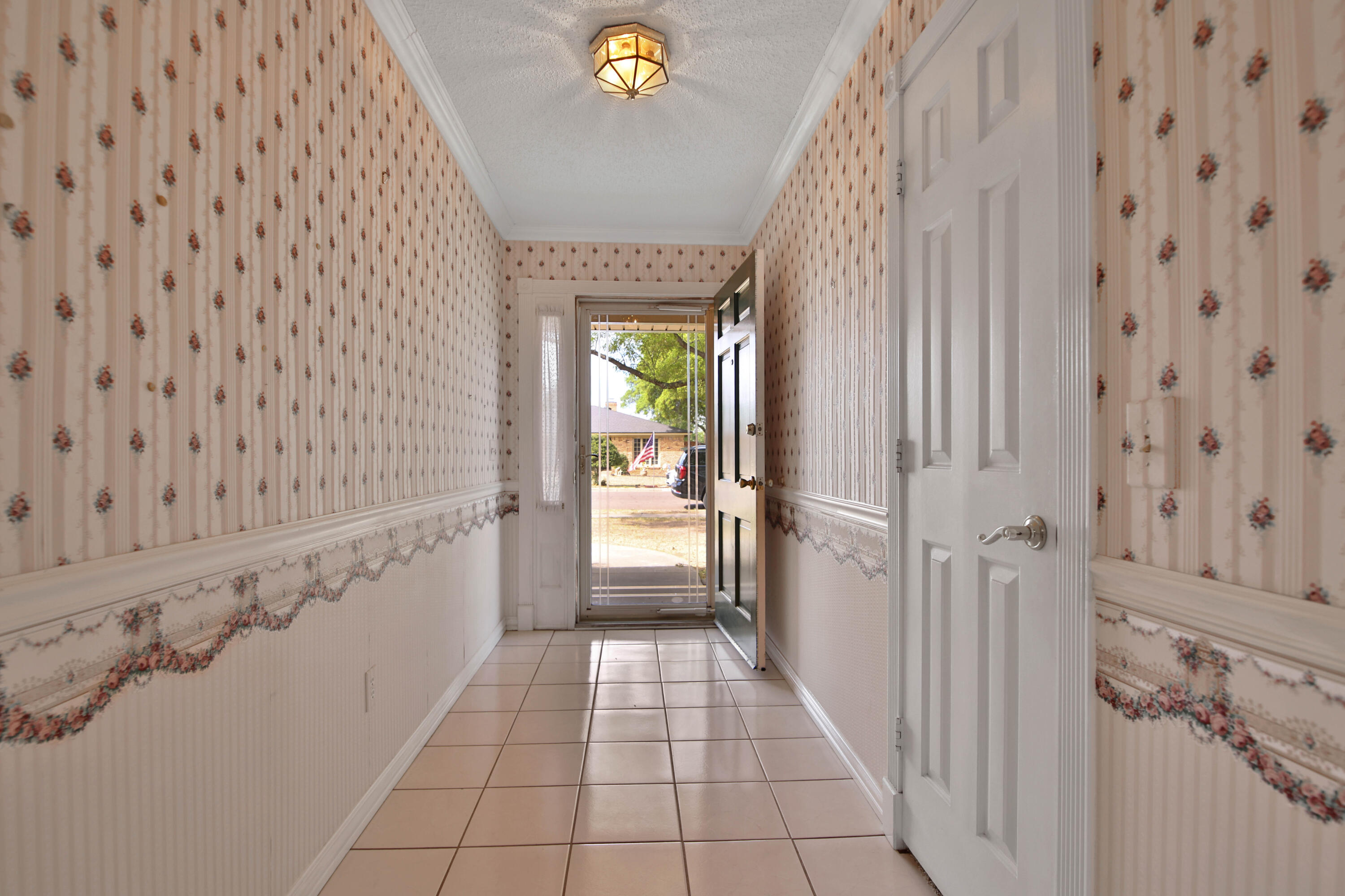 5423 78th Street Lubbock, TX 79424 - Photo 3 of 42 Foyer