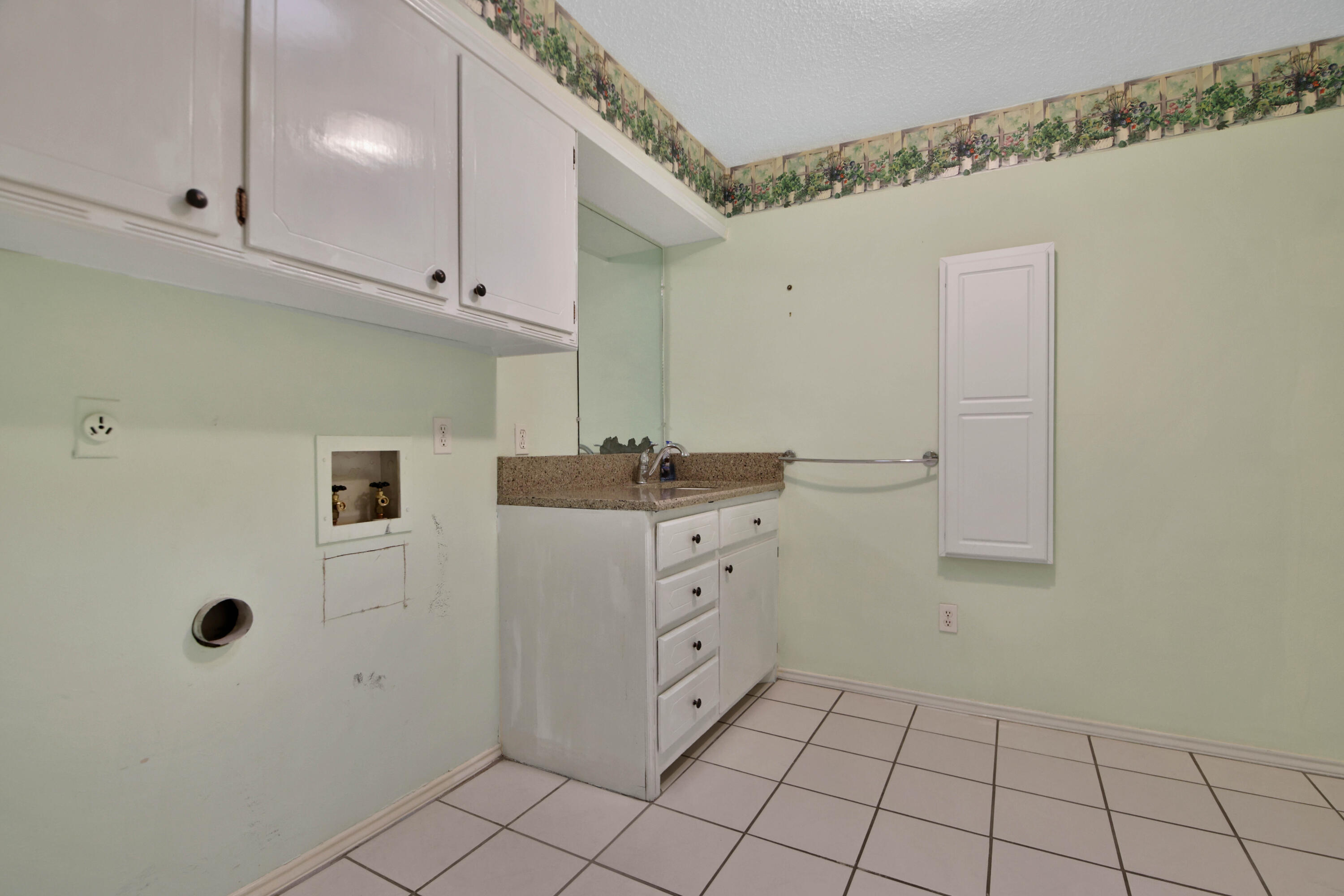 5423 78th Street Lubbock, TX 79424 - Photo 36 of 42 Laundry Room