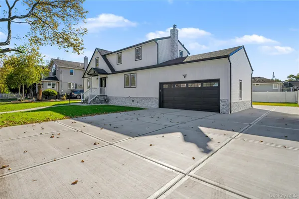 $1,175,000 | 219 Granada Parkway, Lindenhurst, NY 11757