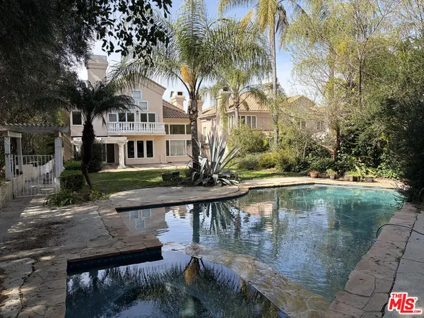 a view of a fountain in front of house