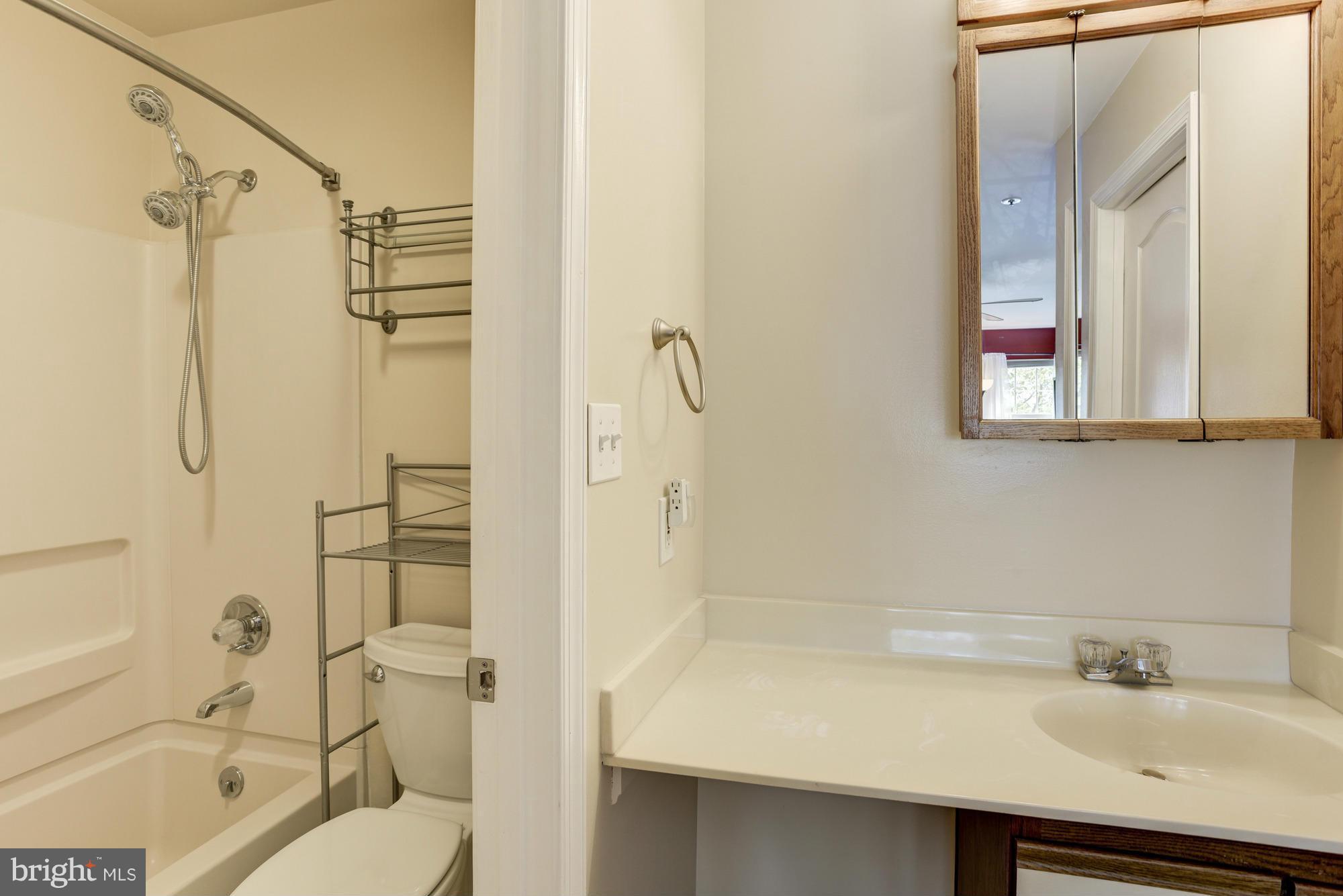 8382 Montgomery Run Road, Unit H Ellicott City, MD 21043 - Photo 19 of 28 Bath (Master)