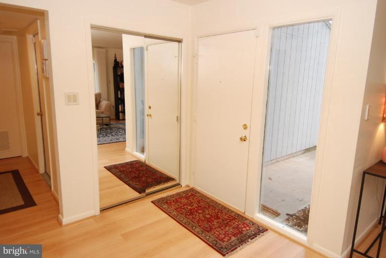 12367 Lima Lane Reston, VA 20191 - Photo 17 of 27 Entrance / Foyer