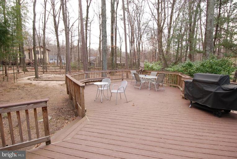 12367 Lima Lane Reston, VA 20191 - Photo 9 of 27 Deck