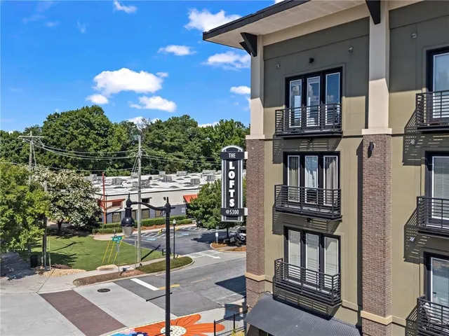 a view of a house with backyard