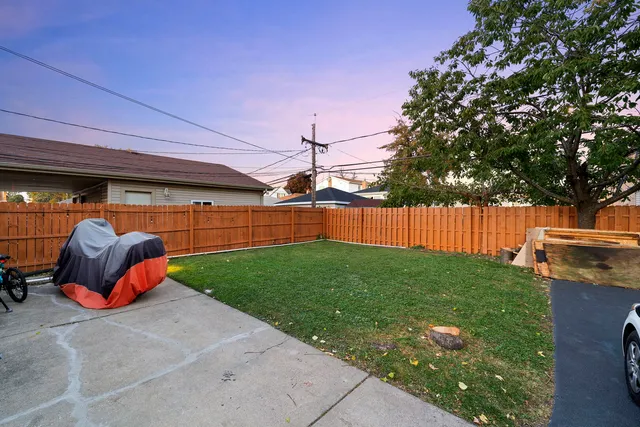 a view of a backyard