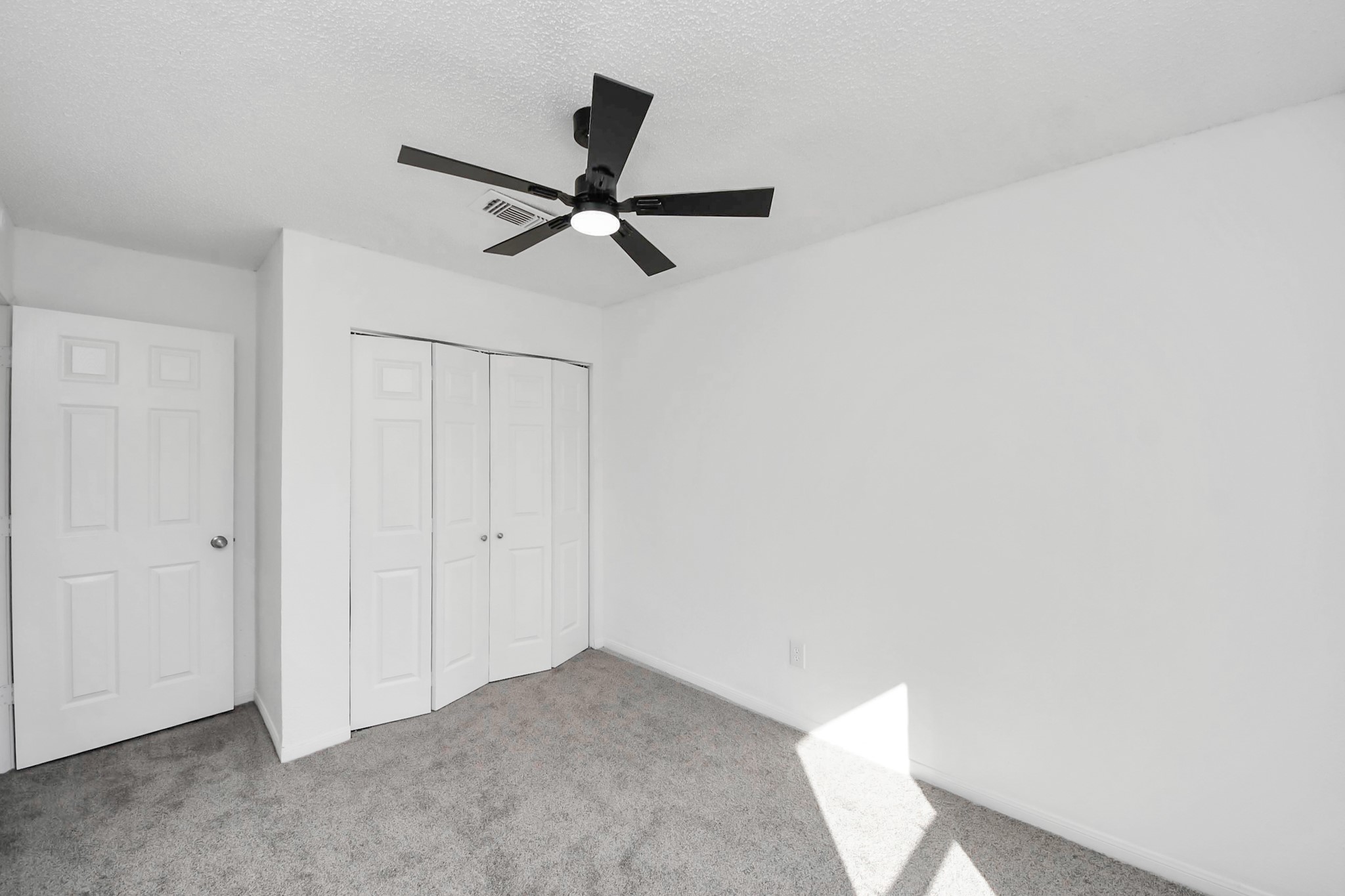 12500 Brookglade Circle, Unit 176 Houston, TX 77099 - Photo 13 of 25 a view of a livingroom with a ceiling fan and entryway
