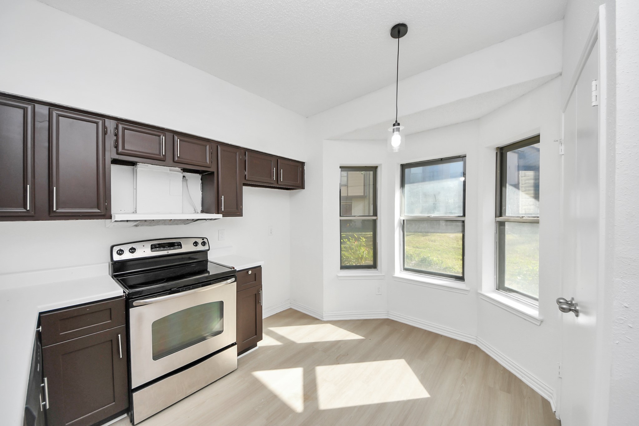 12500 Brookglade Circle, Unit 176 Houston, TX 77099 - Photo 4 of 25 a kitchen with a stove and a microwave