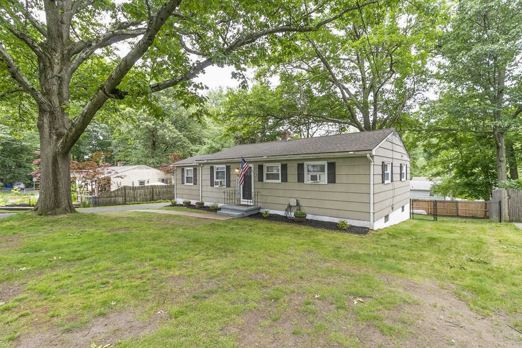 148 Regal Street Springfield, MA 01118 - Photo 3 of 18