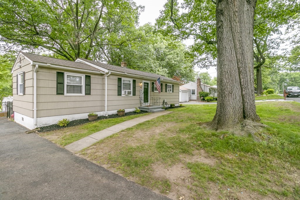148 Regal Street Springfield, MA 01118 - Photo 4 of 18