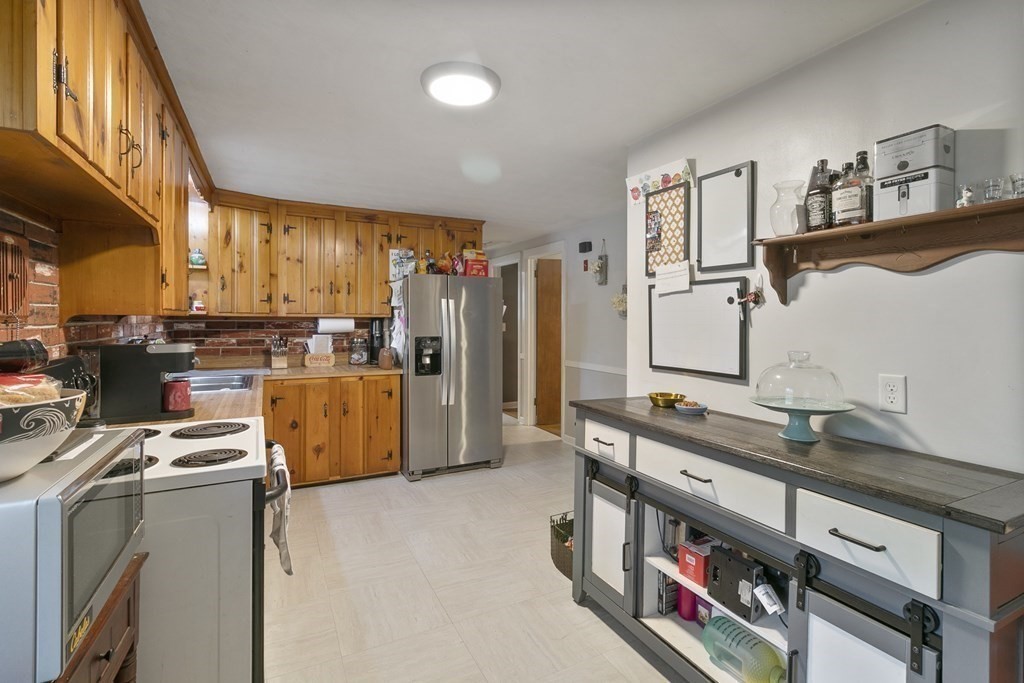 148 Regal Street Springfield, MA 01118 - Photo 7 of 18