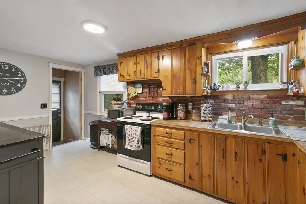 148 Regal Street Springfield, MA 01118 - Photo 8 of 18