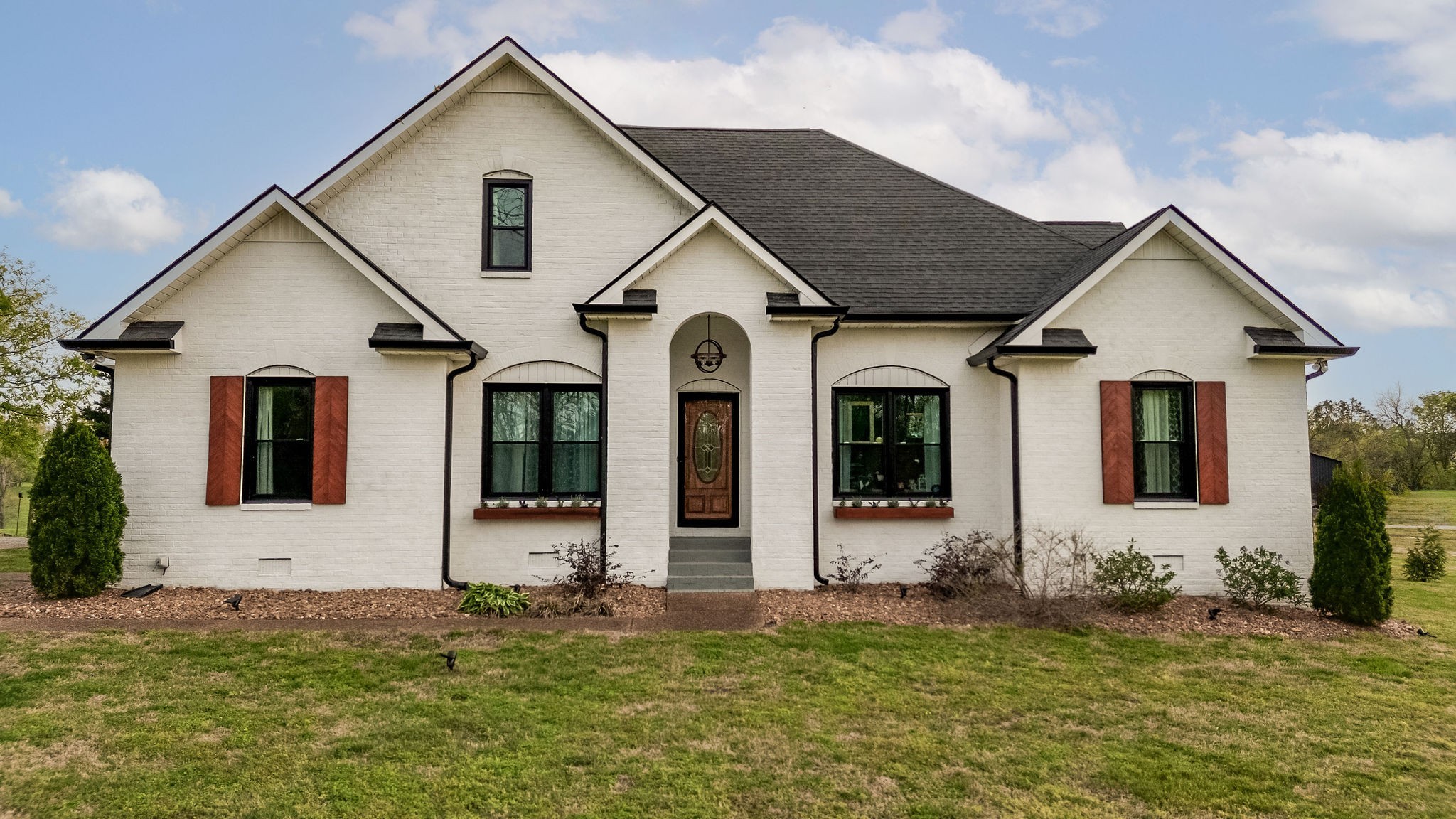 95 Old 25 Loop Hartsville, TN 37074 - Photo 2 of 99 a front view of a house with a yard