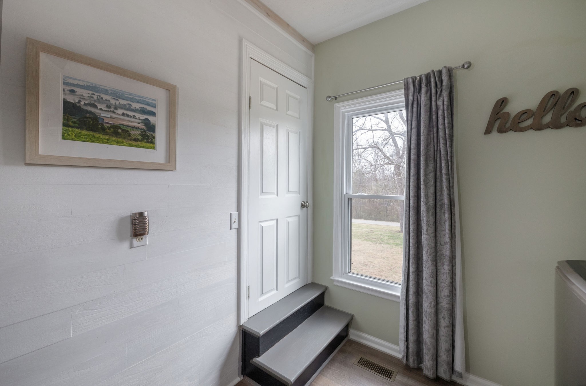 95 Old 25 Loop Hartsville, TN 37074 - Photo 42 of 99 a view of a hallway with wooden floor and a window