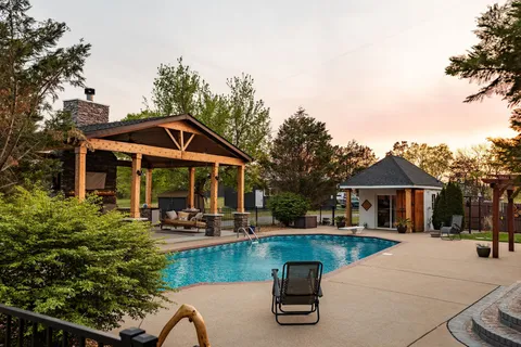 $889,000 | 95 Old 25 Loop, Hartsville, TN 37074