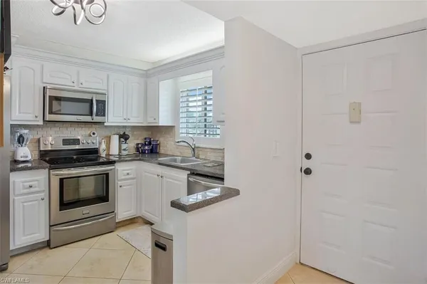 $1,700 | 4318 27th Court Southwest, Unit 101, Naples, FL 34116