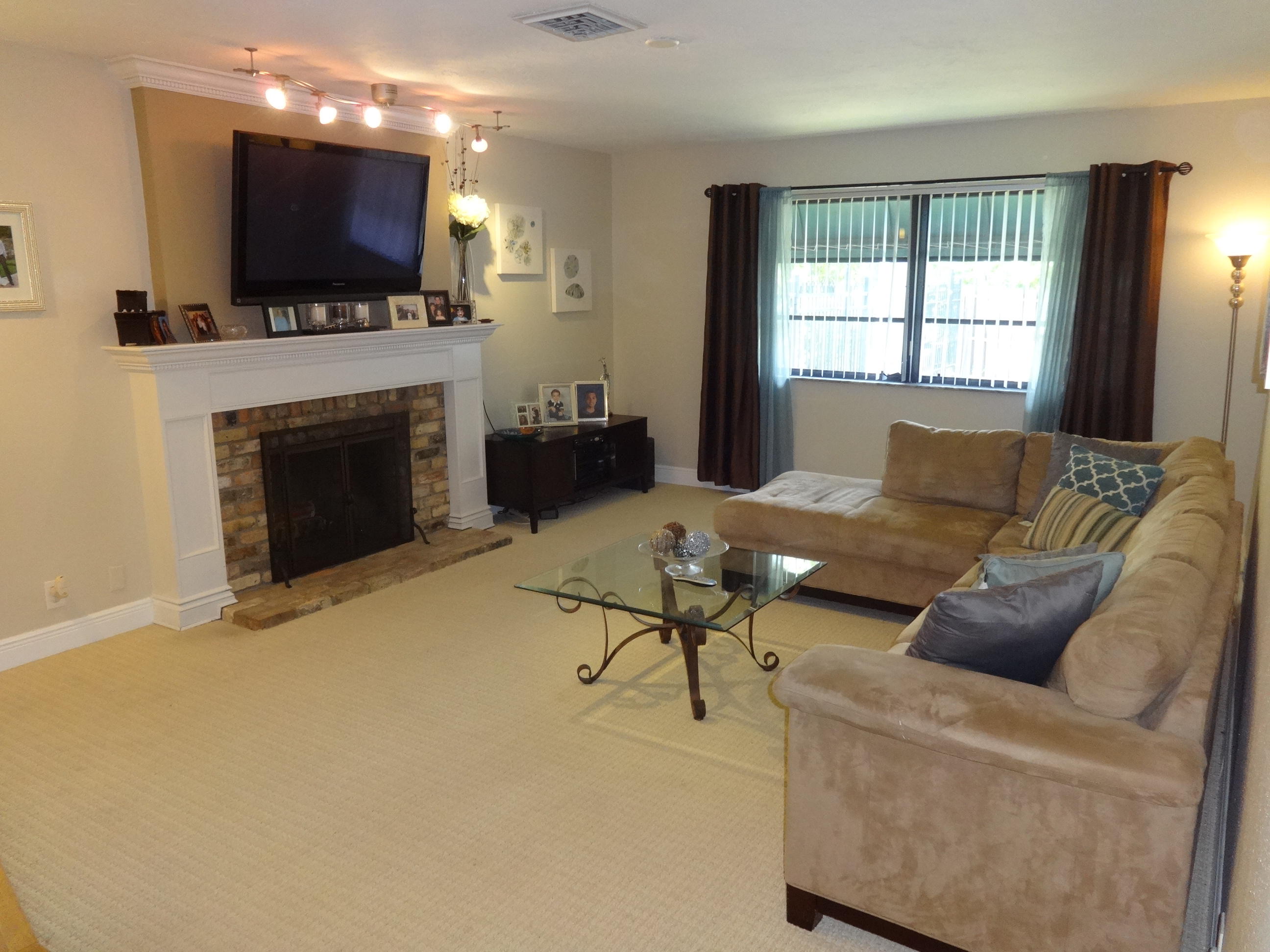 15246 Monroe Road Delray Beach, FL 33484 - Photo 6 of 11 livingroom