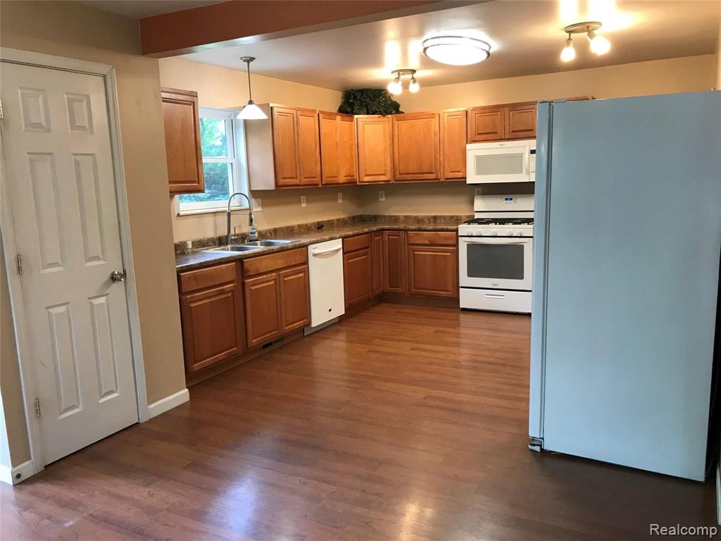 9117 Bennett Lake Road Fenton, MI 48430 - Photo 2 of 29
