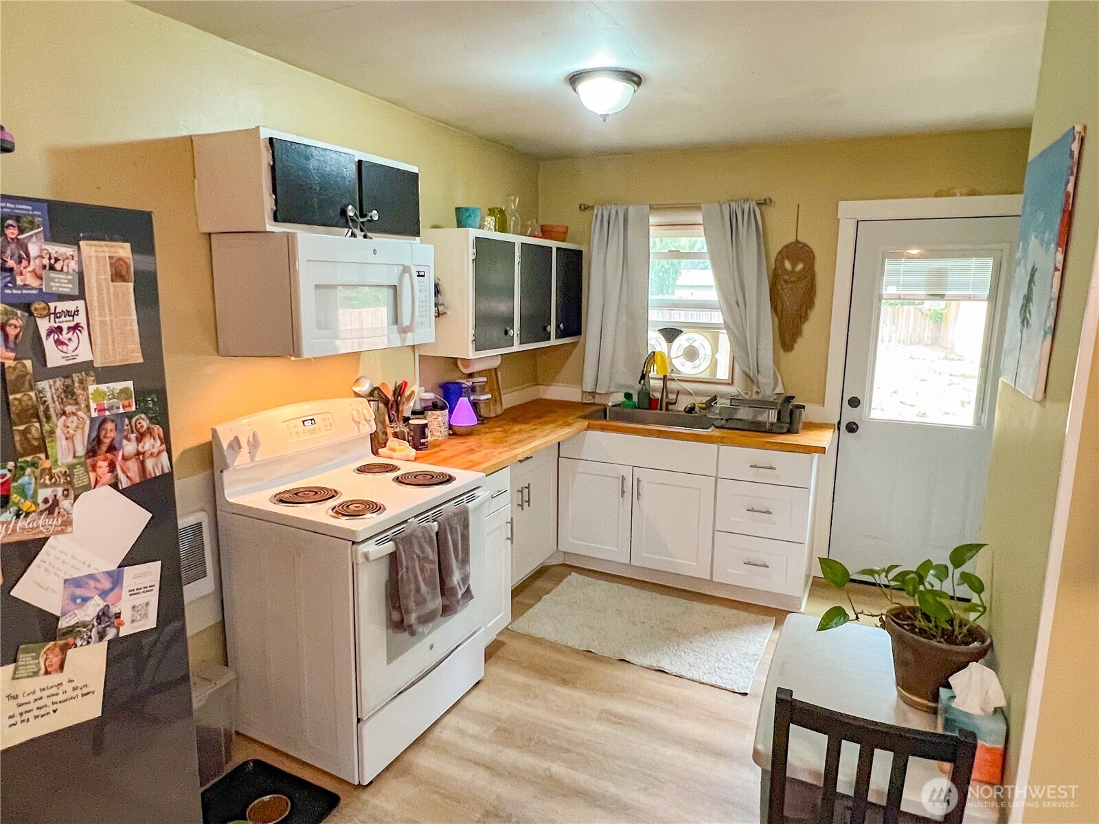 6192 State Rte 20 Port Townsend, WA 98368 - Photo 22 of 25 a kitchen with a sink stove and cabinets