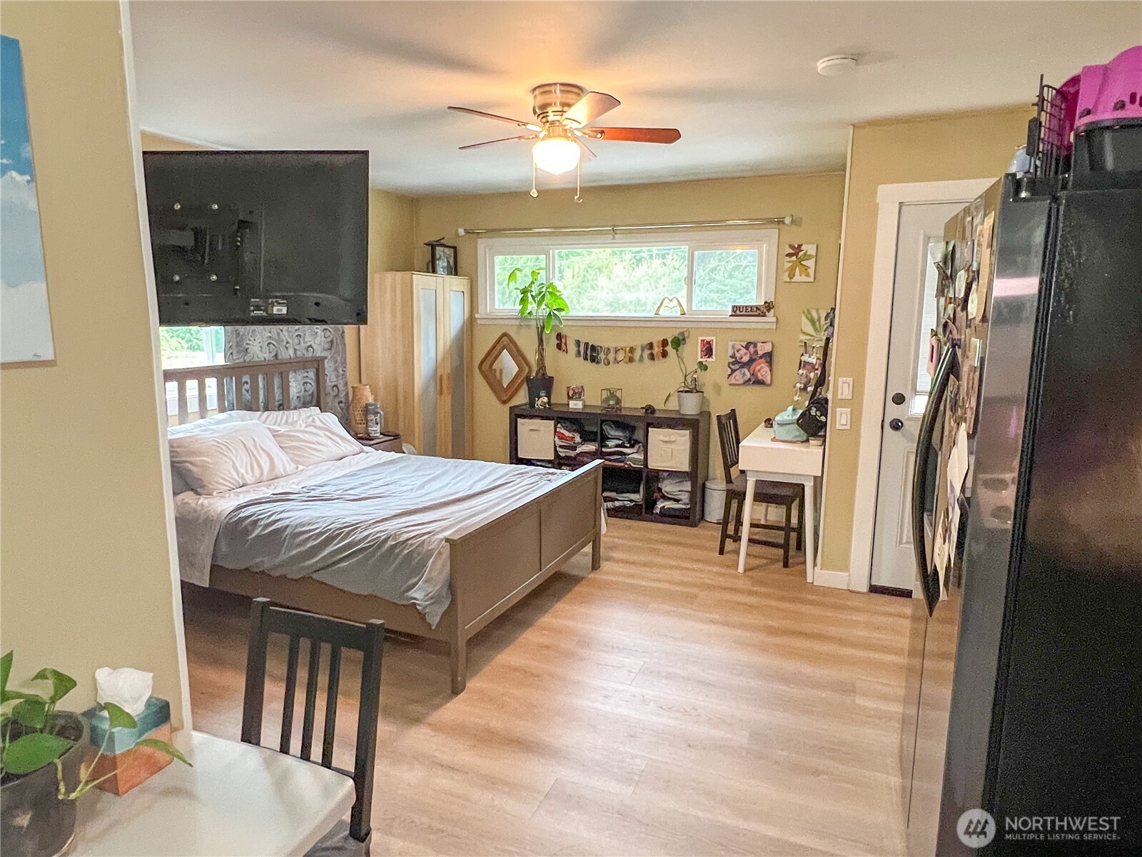 6192 State Rte 20 Port Townsend, WA 98368 - Photo 23 of 25 a spacious bedroom with a bed and a chandelier
