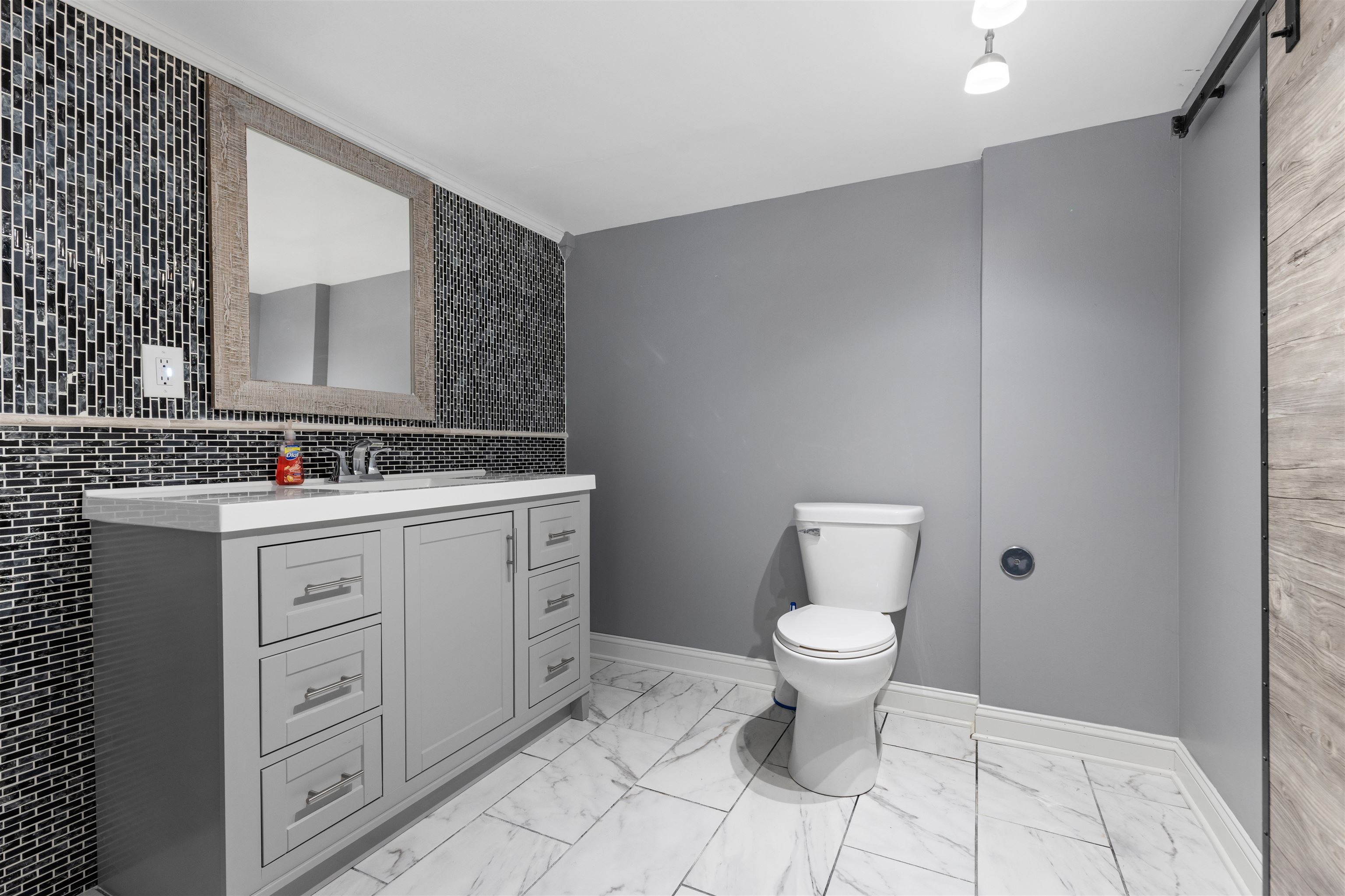 8507 Crooked Bend Road Machesney Park, IL 61115 - Photo 13 of 33 a bathroom with a toilet sink and mirror