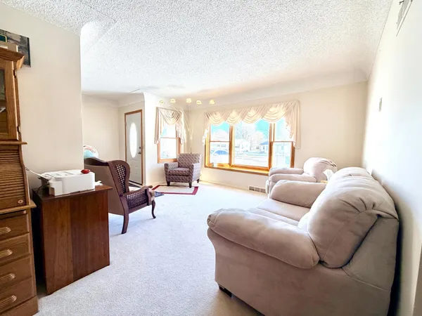 $357,500 | 622 Woodcrest Avenue, Worthington, MN 56187