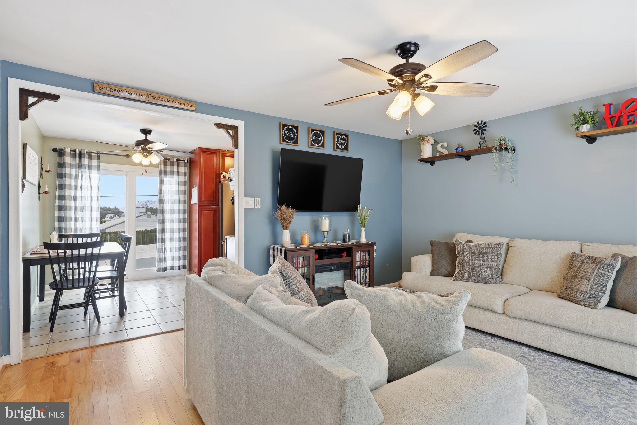 682 Trenton Road Fairless Hills, PA 19030 - Photo 3 of 27 Living Room
