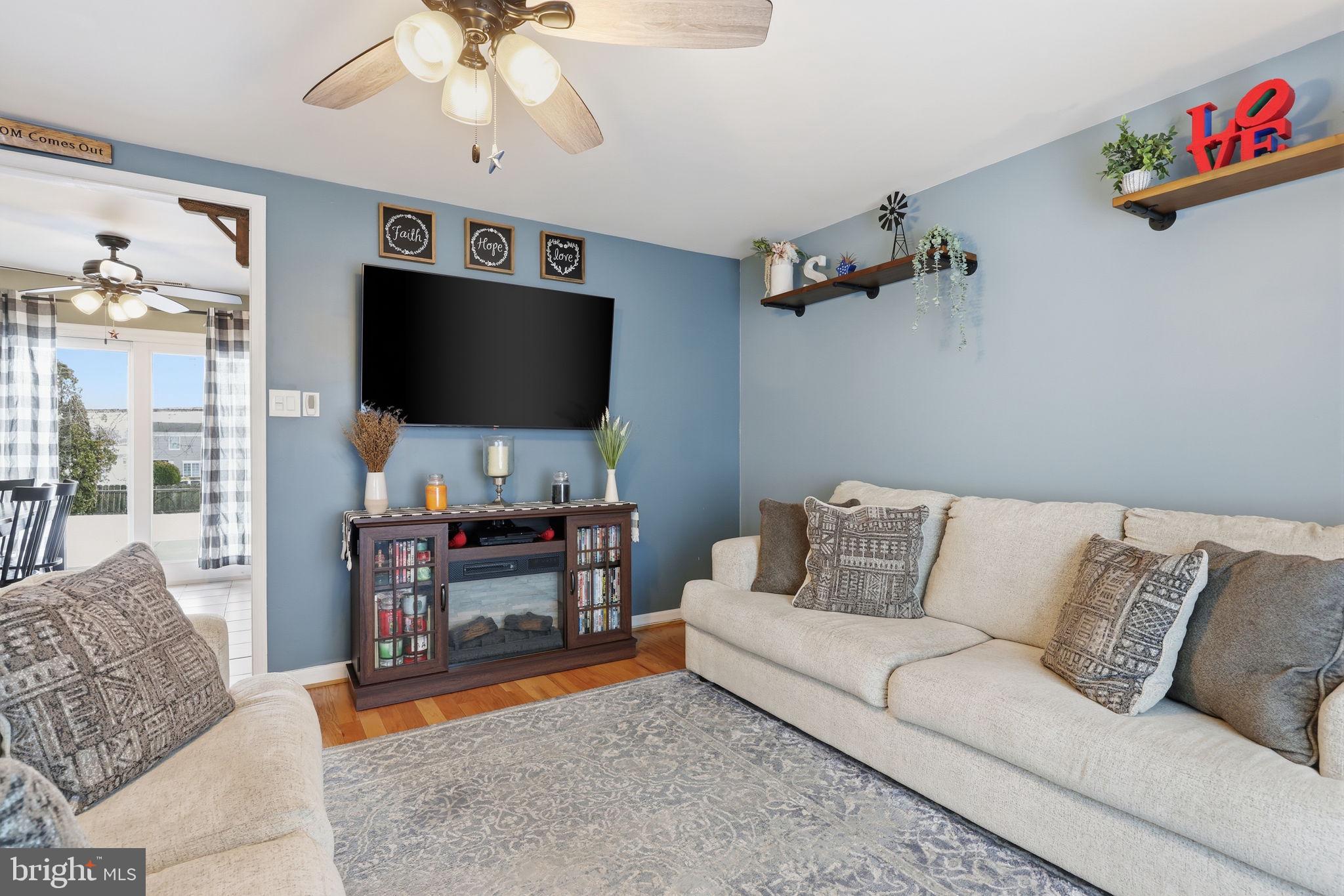 682 Trenton Road Fairless Hills, PA 19030 - Photo 5 of 27 Living Room