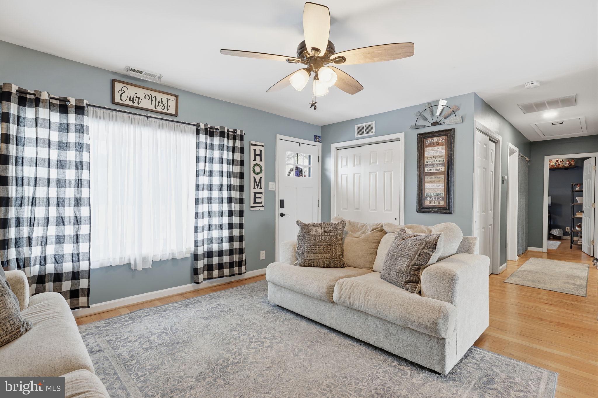 682 Trenton Road Fairless Hills, PA 19030 - Photo 6 of 27 Living Room