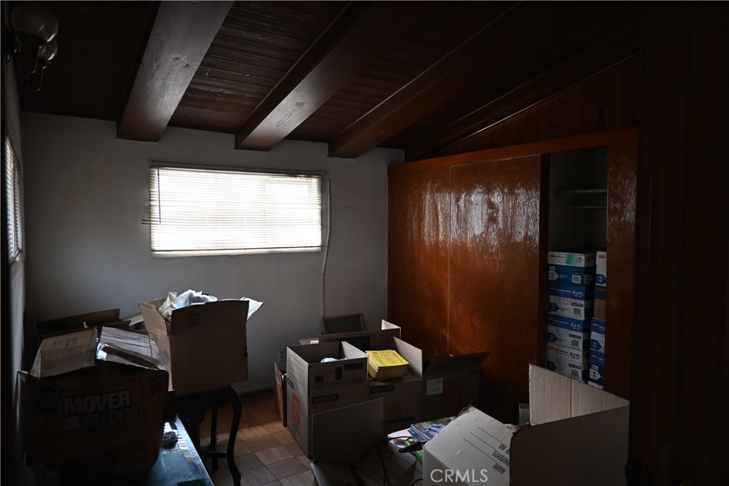 1037 North Valley Street Burbank, CA 91505 - Photo 6 of 27 a workspace with furniture and window