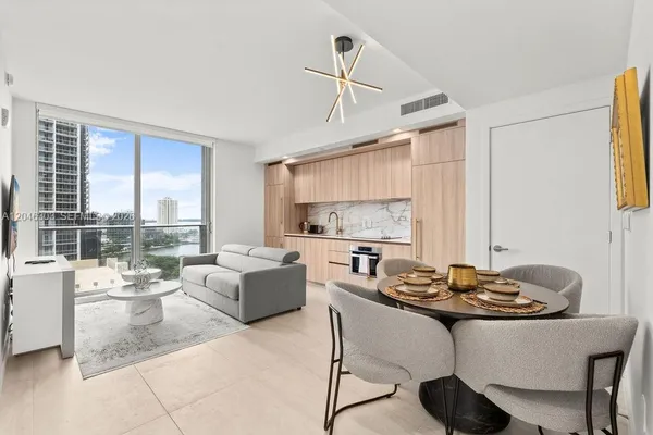$3,900 | 77 Southeast 5th Street, Unit 1515, Miami, FL 33131