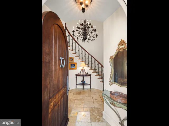 a view of entryway with workspace and livingroom view