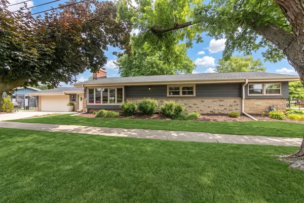 $699,900 | 3000 Virginia Street, Park Ridge, IL 60068