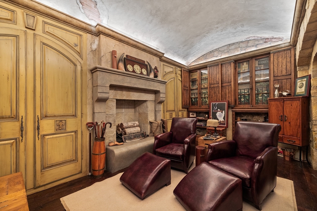 357-359 Beacon Street, Unit 2 Boston, MA 02116 - Photo 11 of 18 a living room with furniture