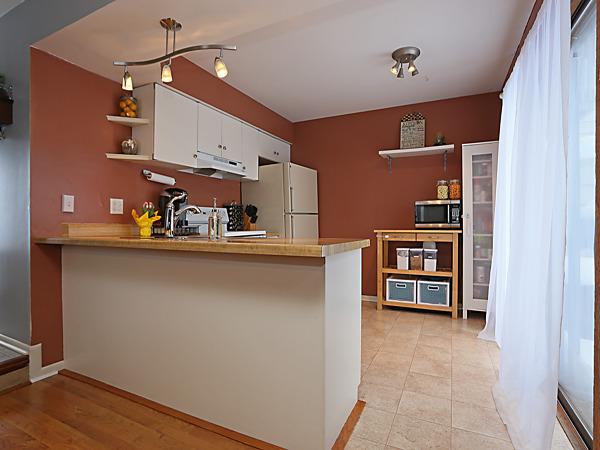 737 Shepard Court Gurnee, IL 60031 - Photo 3 of 18 a kitchen with stainless steel appliances a refrigerator and a stove