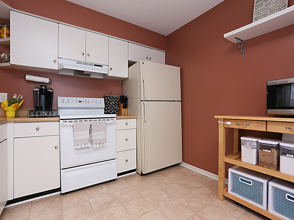 737 Shepard Court Gurnee, IL 60031 - Photo 4 of 18 a kitchen with cabinets stainless steel appliances and wooden floor