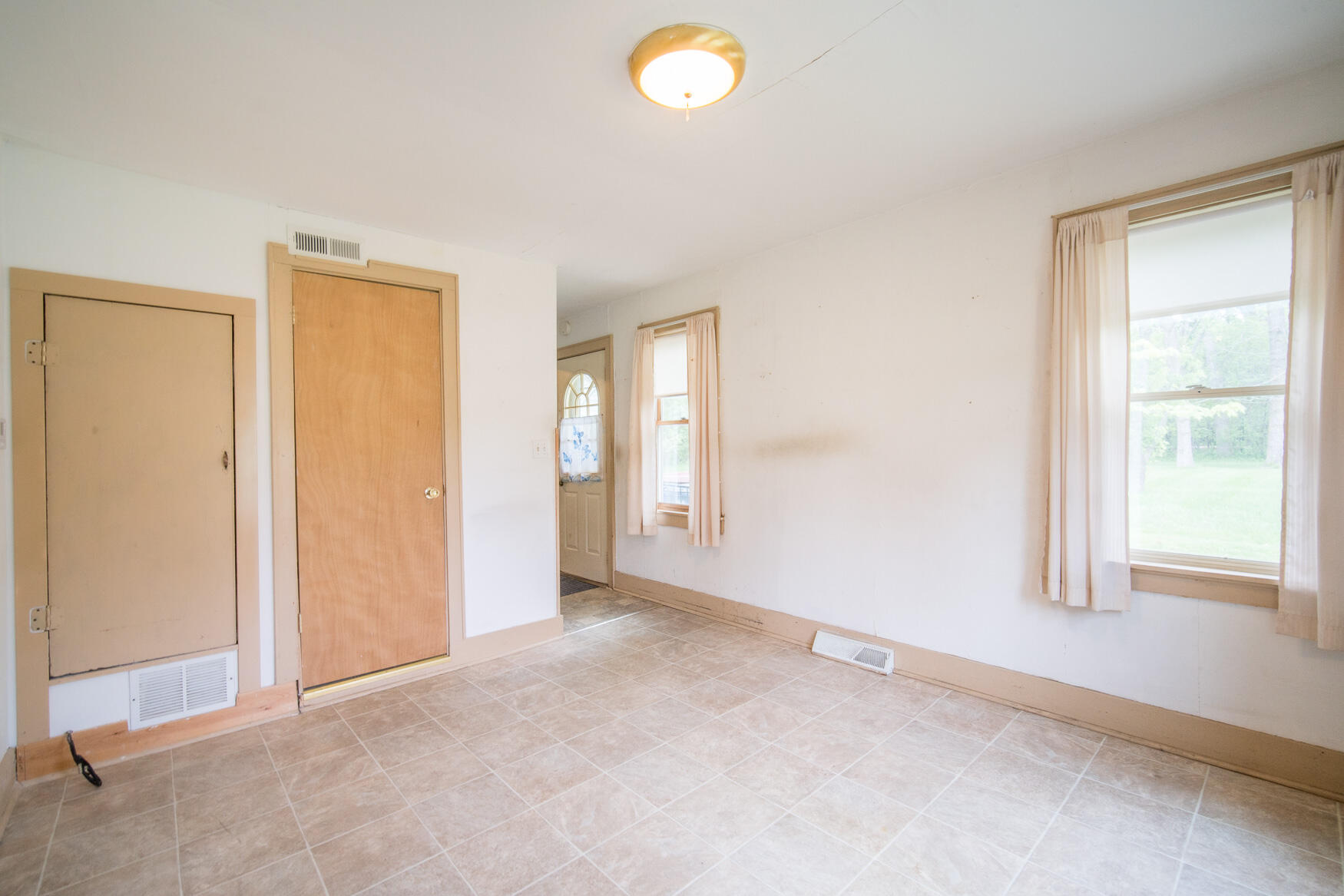 7180 North River Road Trenton, WI 53090 - Photo 5 of 18 LIVIING ROOM