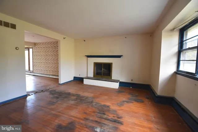 a view of empty room with windows