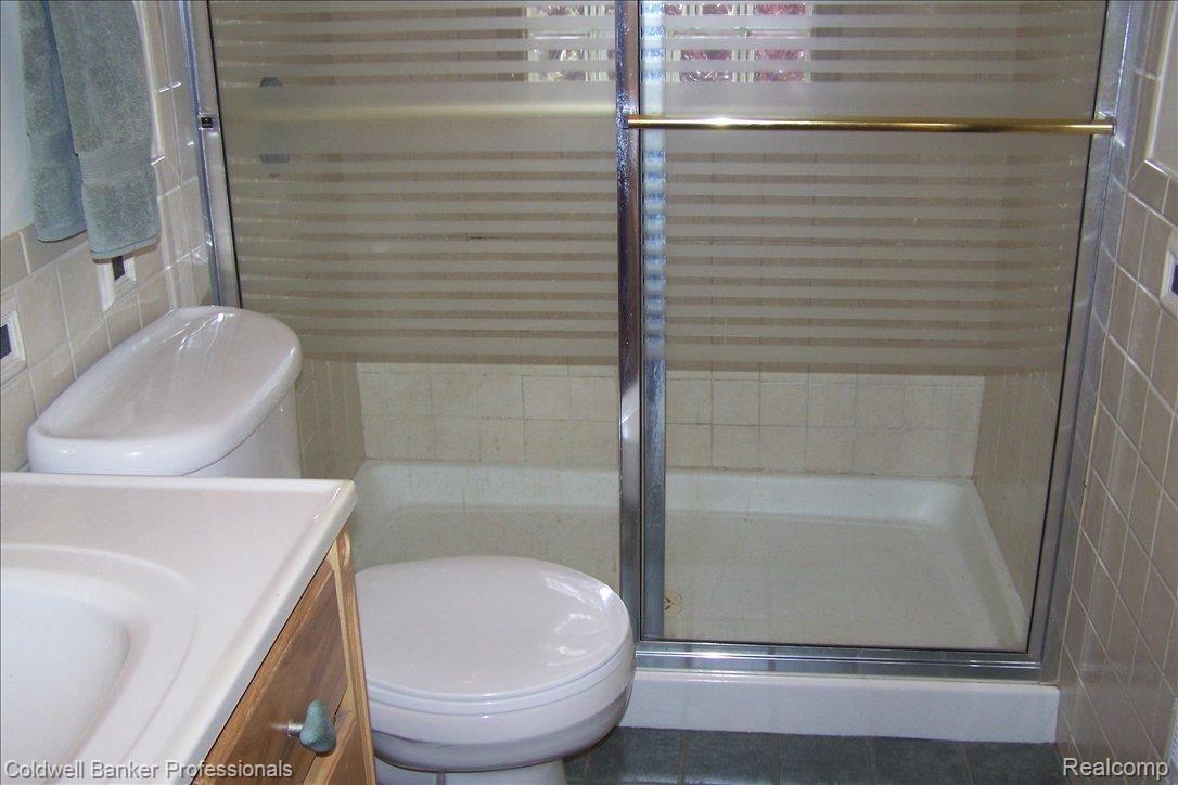 15501 Whitaker Road Linden, MI 48451 - Photo 12 of 22 1ST FLR FULL BATH