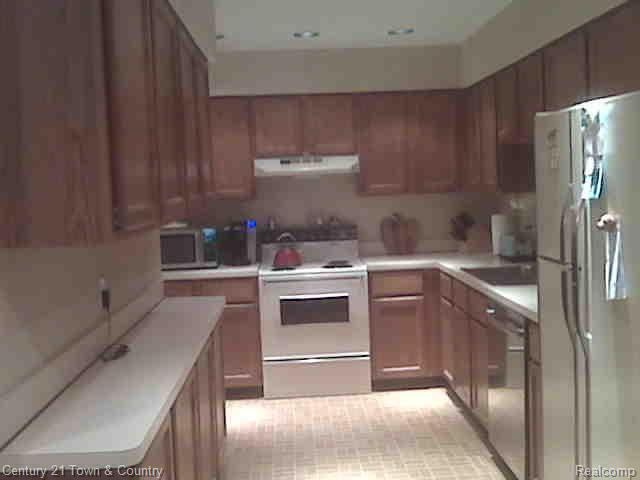 1750 Thomas Court, Unit 215 Rochester, MI 48309 - Photo 2 of 7 Kitchen