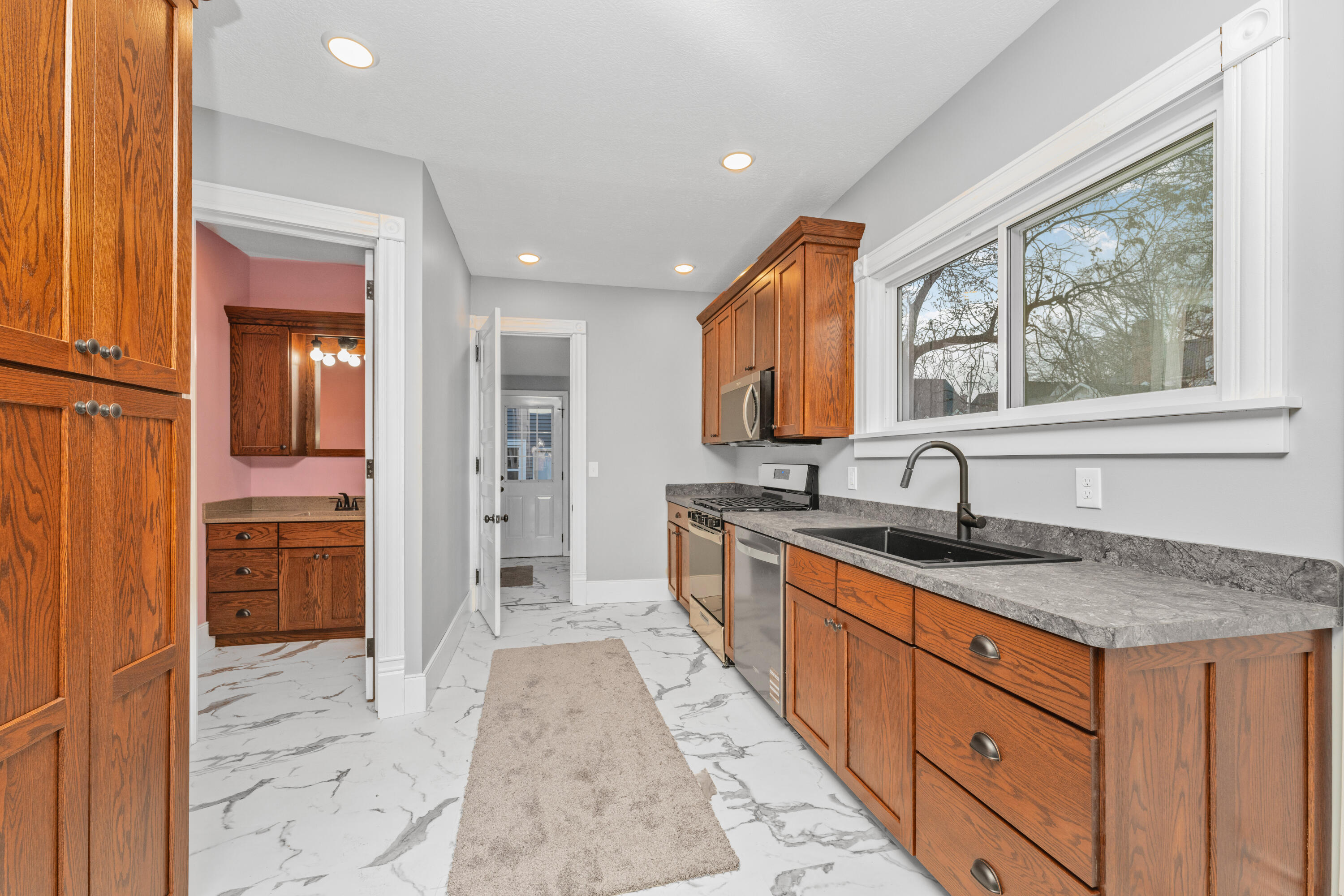 218 South Oliver Street Charlotte, MI 48813 - Photo 8 of 33 DSC02014(1)