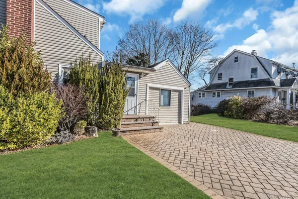 $940,000 | 2864 Wilson Avenue, Bellmore, NY 11710