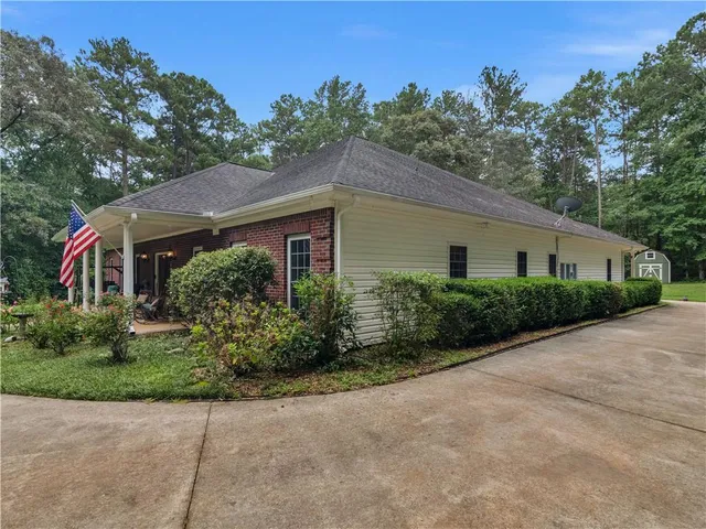 a view of a house with outdoor space